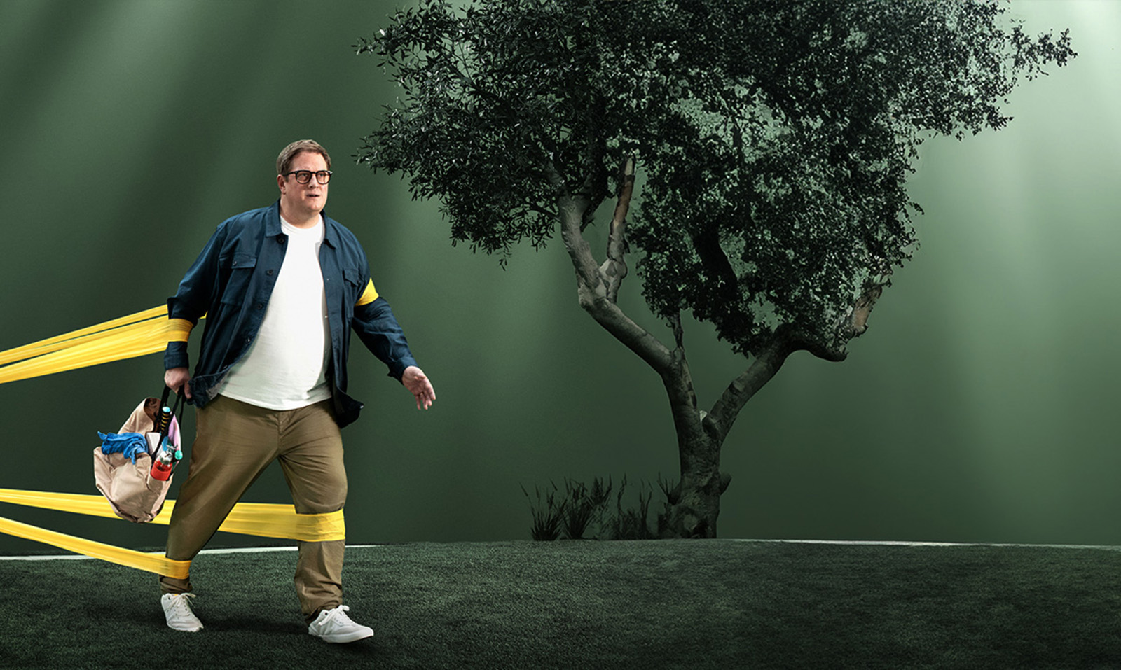 Mężczyzna z otyłością z zakupami skępowany przez żółte gumy oporowe