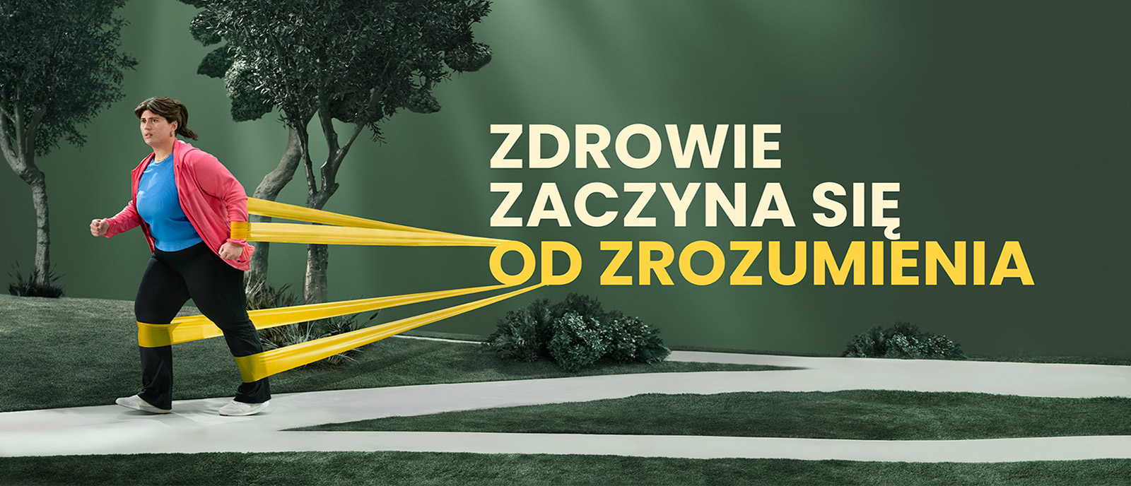 Kobieta z otyłością w parku skrępowana żółtymi gumami oporowymi